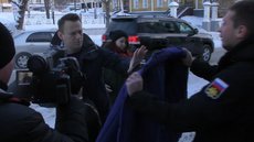 Навальному примерили воровской ватник по делу 