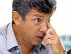 Немцов поспешил показать, как он собирает 'пожертвования'
