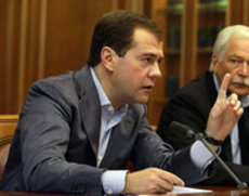 Медведев категорически отказался поправлять суд и возмутился давлением иностранных лидеров