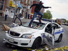 Балтимор взорвался бунтом: Протестующие грабят магазины, калечат полицию и жгут дома