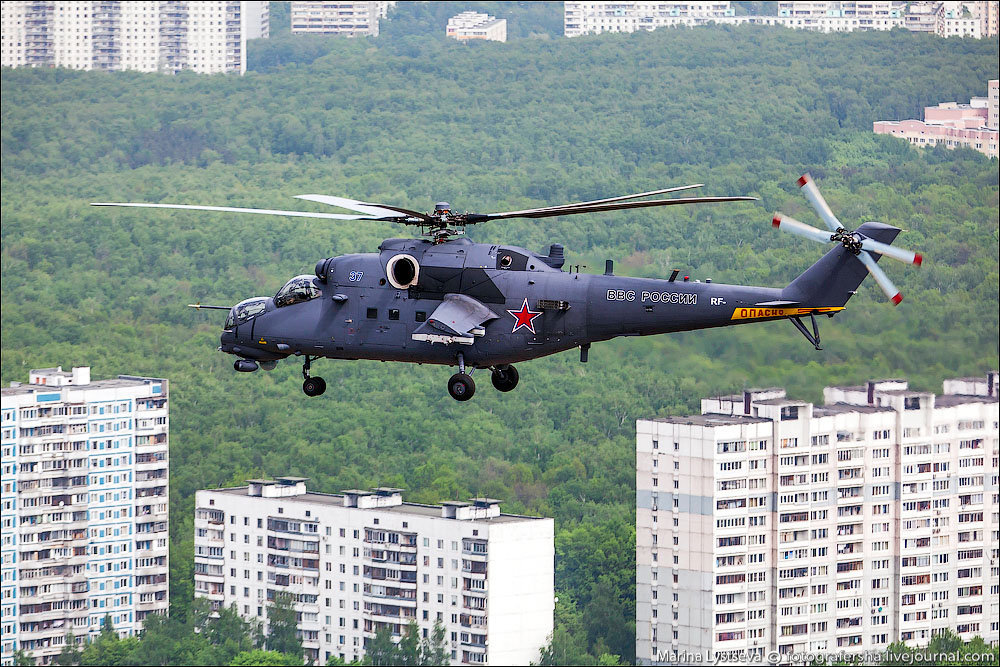 Почему часто летают вертолеты. Вертолет над домом. Вертолет над Москвой. Вертолеты над МКАДОМ. Военные вертолеты над Москвой.