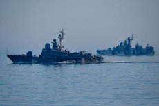 Ракетный катер и сторожевик ФСБ выгнали турецкое судно с фарватера
