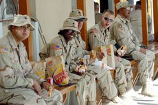 Скандал в ВСУ: Солдат из США кормят как царей, украинских офицеров - как собак