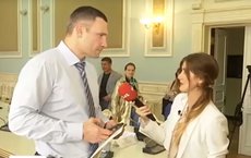 Кличко поцеловался без жены и убежал от журналистов