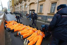 Дипломаты США вздрогнули от звона кандалов Гуантанамо в центре Москвы
