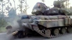 Украинские военные умышленно давят танками легковушки
