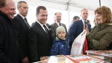 Премьер Медведев рассказал о спасении библиотек и книгоиздательства