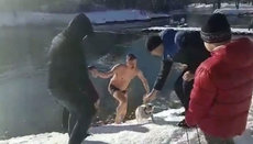 Крымчанин нырнул в ледяную воду для спасения пса