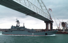 Боевые корабли ВМФ под Крымским мостом