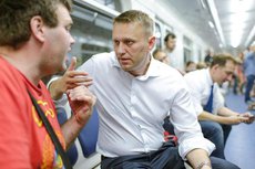 Навальный трусливо сбежал от приставов, но дальше границы не убежит