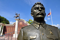 Социологи: россияне хотят побольше памятников Сталину