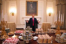 Трамп устроил званый ужин с 300 гамбургерами