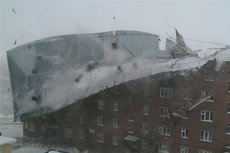 Стихия не шутит: Ураган сорвал крышу с пятиэтажки в Красноярском крае