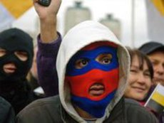 Националисты против либералов на трибуне Русского марша