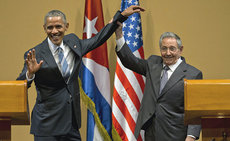 Кастро вывернул руку фамильярному Обаме