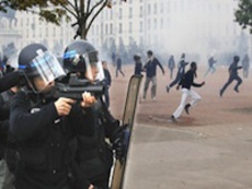 Французским полицейским разрешили стрелять в оппозицию