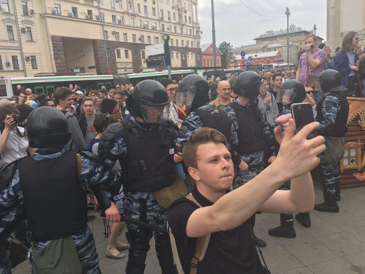 Акция навального полдень. Дебилы на митинге. Навальнята с айфонами. ОМОН селфи.