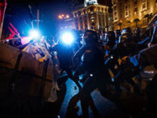 Демонстрантов загоняют резиновыми пулями