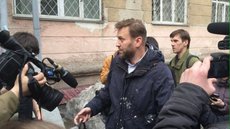 Алексея Навального забросали презервативами с тортом