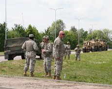 Hammer армии НАТО протаранил машину с юными прибалтками