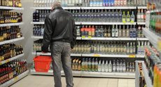 Экономный хулиган выпивает всю водку в магазине