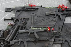Расследование: почему на памятнике Калашникову оказался 