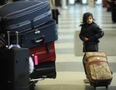 У 'валящих из страны' отняли чемоданы