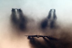 У ядерного бомбардировщика Б-52 в полете отвалился двигатель