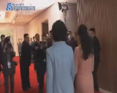 Ким Чен Ын оттолкнул журналиста от жены