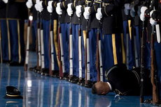 Это - знак? Солдат упал замертво на прощании с Обамой