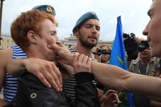 Десантников уговаривают не вбивать геев в асфальт на день ВДВ