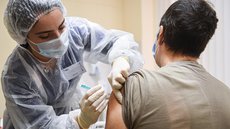 Названа причина отставания России от других стран по темпам вакцинации