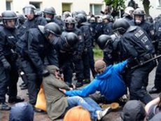 Германия: 'Нападение на полицию - атака на основы государства'