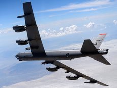 Эскадрилья B-52 тренирует ядерный удар у границ России