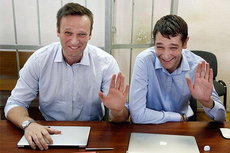 Навальных приговорили: Алексей - домой, Олег - в тюрьму