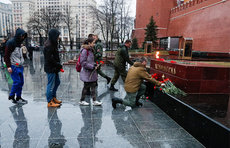 Море цветов и слез: Россияне вышли в память о жертвах теракта
