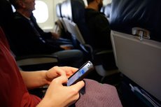 Эксперты рассказали: Невыключенный телефон в самолете может стать убийцей