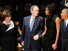 Джордж Буш станцевал на похоронах убитых копов. Обама улыбался
