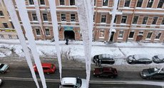 Плохая уборка крыш Петербурга привела к госпитализации двух прохожих