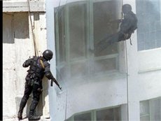 Опубликовано видео штурма квартиры террористов в Питере
