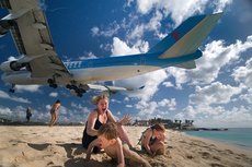Взлетающий Boeing убил туристку на пляже