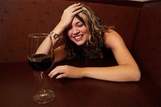 Социальный эксперимент: Что европейские мужчины сделают с пьяной девушкой