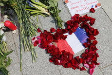 Слезы, свечи, цветы: Москва скорбит у посольства Франции
