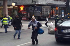 Хроника: в Стокгольме грузовик давил толпу под крик 