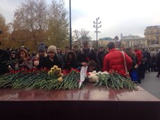 Трагедия А321: Москвичи массово несут цветы к стеле 