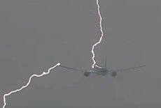 Молния пронзила самолет с пассажирами