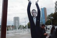 Арт-акция в Европе: Миротворец Путин защищает мир от войны