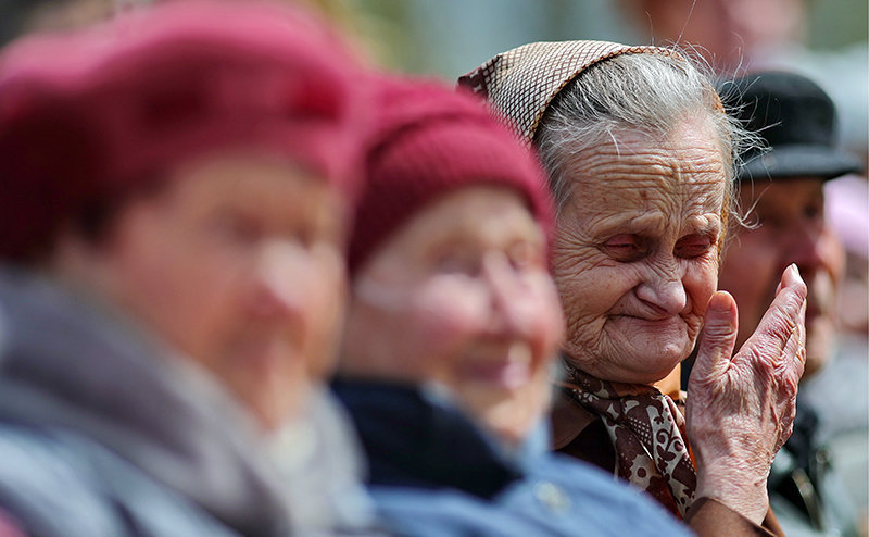 Жить на пенсию родителей. Бабушка 100 лет. Маленькая пенсия. Пенсия мало.