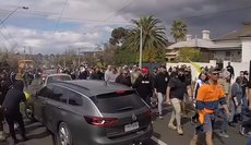 В Мельбурне - протесты против ковид-ограничений: полиция применила резиновые пули