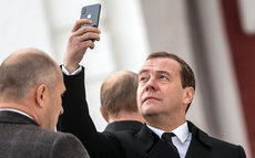 Путина просят остановить Медведева